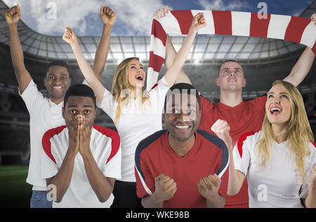 Das zusammengesetzte Bild von verschiedenen Fußball-Fans gegen große Fußball-Stadion mit leer steht Stockfoto