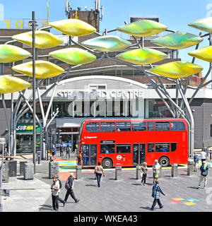 Stratford East London shoal Titan fisch Skulptur außerhalb der alten Shopping Center red Double Decker Stagecoach öffentliche Verkehrsmittel Bus Newham England Großbritannien Stockfoto