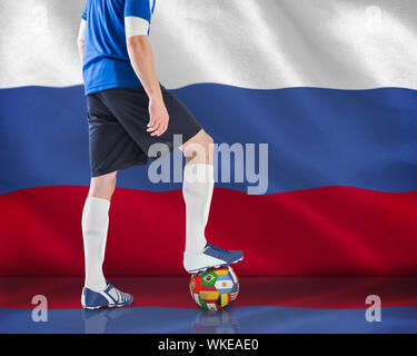 Das zusammengesetzte Bild im Fußball Spieler mit Ball gegen Digital russische Nationalflagge generiert Stockfoto