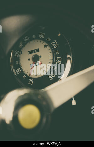 Farbe Nahaufnahme des Tachometers am Armaturenbrett einen Oldtimer. Stockfoto