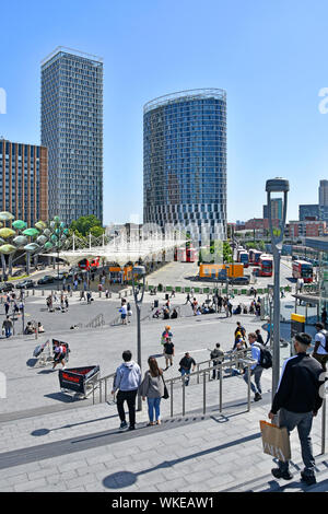 Die in den öffentlichen Verkehrsmitteln Bus & Bahn Bahnhofshalle Hochhaus Wolkenkratzer apartment building & Office Block Stratford East Skyline von London Großbritannien Stockfoto