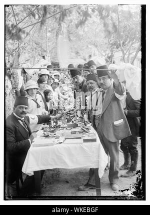 Jüdische Gemeinde führer Albert Antebi (1873-1919), stehend (rechts vorne) auf einem Basar am Notre Dame de France in Hilfe der Roten Halbmond statt während des Ersten Weltkrieges, Jerusalem Stockfoto