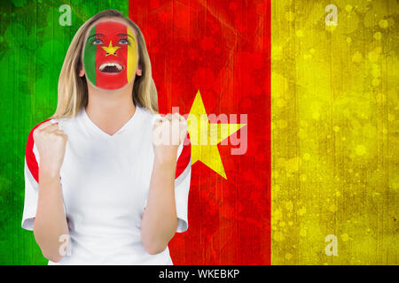 Aufgeregt Kamerun Fan in Gesicht Farbe Jubel gegen Kamerun Flagge im grunge Effekt Stockfoto