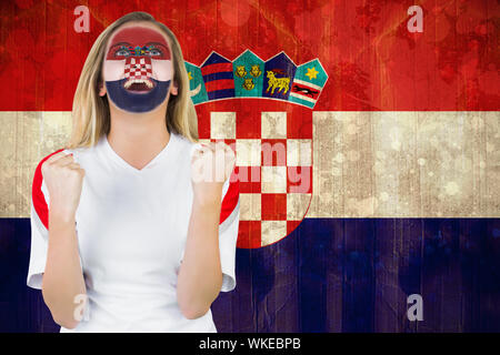 Aufgeregt Kroatien Ventilator im Gesicht Farbe Jubel gegen Kroatien Flagge im grunge Effekt Stockfoto