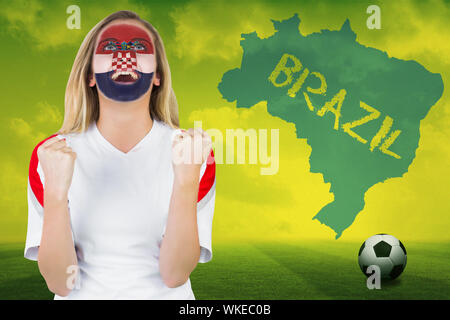 Aufgeregt Kroatien Ventilator im Gesicht Farbe Jubel gegen einen Fußballplatz mit Brasilien Umrisse und Text Stockfoto