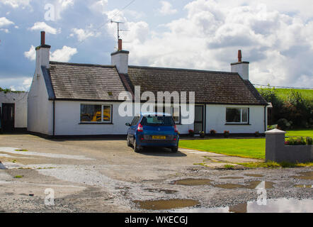 7. August 2019 eine alte irische Cottage auf der Straße in der Nähe von Cannyrea Donaghadee in Nordirland. Das Cottage wurde erweitert Stockfoto