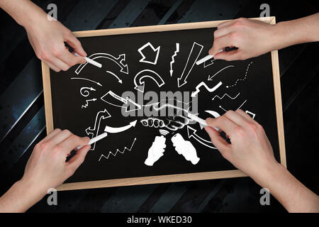 Das zusammengesetzte Bild im mehrere Hände zeichnen Pfeile mit Kreide gegen Blackboard Stockfoto