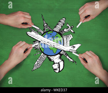 Das zusammengesetzte Bild im Flugzeug mehrere Hände Zeichnen mit Kreide gegen Grün Stockfoto