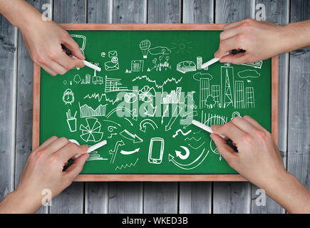 Das zusammengesetzte Bild von mehreren Händen Zeichnung Geistesblitz mit Kreide auf Holzbrett Stockfoto