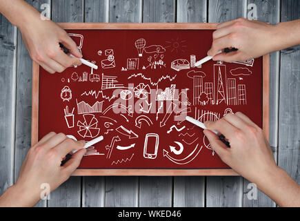 Das zusammengesetzte Bild von mehreren Händen Zeichnung Geistesblitz mit Kreide auf Holzbrett Stockfoto