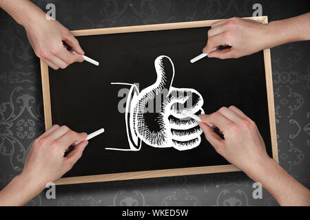 Das zusammengesetzte Bild von mehreren Händen Zeichnung Daumen hoch, mit Kreide gegen Blackboard Stockfoto