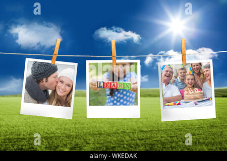 Das zusammengesetzte Bild von Instant Fotos hängen an einer Linie gegen das Feld und blauer Himmel Stockfoto