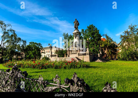 Warschau, Polen - 24. Juni 2019: Denkmal der grosse polnische Dichter Adam Mickiewicz und Park panorama Stockfoto