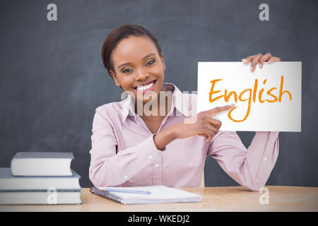 Gerne Lehrer holding Seite mit Englisch in ihr Klassenzimmer in der Schule Stockfoto