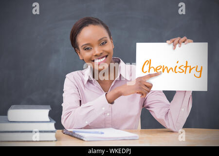 Gerne Lehrer holding Seite mit Chemie in ihr Klassenzimmer in der Schule Stockfoto