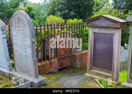 7. August 2019 ein hugenot Krypta von alten Kopf Steine in den alten Friedhof von donaghadee Pfarrkirche von Irland Friedhof in Nordirland flankiert Stockfoto