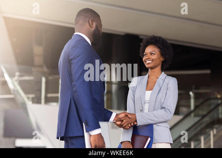 Schön Sie zu treffen. Zwei afrikanische Geschäftsleute Einführung im Freien Stockfoto