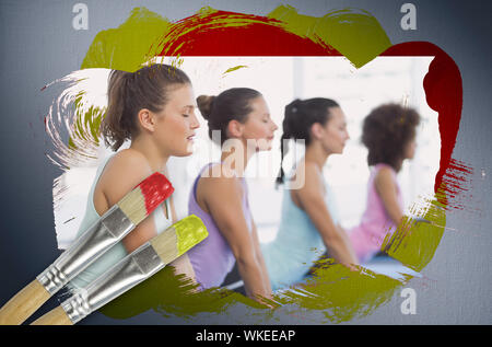 Das zusammengesetzte Bild von Yoga Klasse in der Turnhalle mit Pinsel eingetaucht in Gelb gegen digital erzeugten Grau vignette Hintergrund Stockfoto