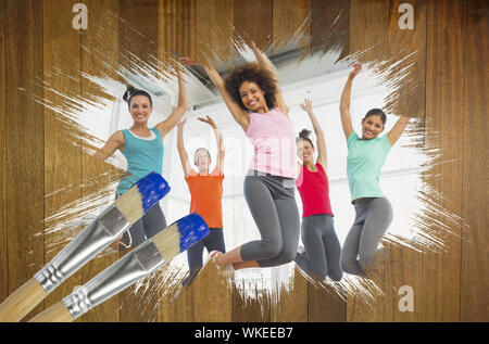 Das zusammengesetzte Bild der Klasse an der Turnhalle mit Paintbrush eingetaucht in Blau gegen Holz- Oberfläche mit Planken Stockfoto