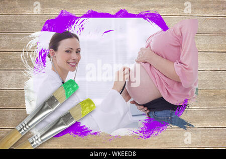 Das zusammengesetzte Bild der schwangeren Frau an Check-up mit Doktor mit Paintbrush eingetaucht in Gelb gegen Holz- Oberfläche mit Planken Stockfoto