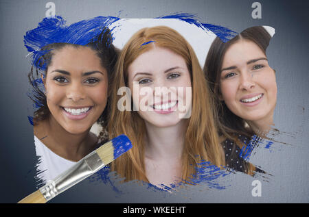 Das zusammengesetzte Bild von der hübschen Freunde an der Kamera lächelnd mit Pinsel eingetaucht in Blau gegen digital erzeugten Grau vignette Hintergrund Stockfoto