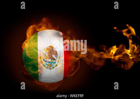 Das zusammengesetzte Bild des Feuers Umgebung Mexiko Kugel gegen Schwarz Stockfoto