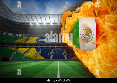 Das zusammengesetzte Bild des Feuers Umgebung Mexiko Flag football gegen große Fußball-Stadion mit brasilianischen Fans Stockfoto