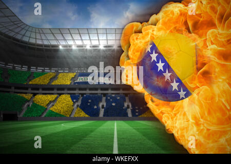 Zusammengesetzte Bild des Feuers, um Bosnien Flag football gegen große Fußball-Stadion mit brasilianischen Fans Stockfoto