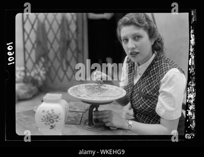 Jüdische Fabriken in Palästina auf Ebene von Sharon und entlang der Küste nach Haifa. Tel Aviv. A. Barbash die hohe Temperatur malen auf Porzellan. Malerei mit Metall farben Stockfoto
