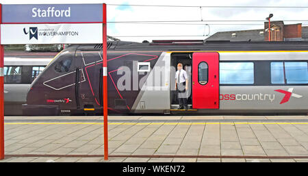 Anmelden Stafford Bahnhof Plattform & Stop für Wolverhampton Universität mit Arriva Cross Country Zug über Abzuweichen, Staffordshire, England, UK Stockfoto