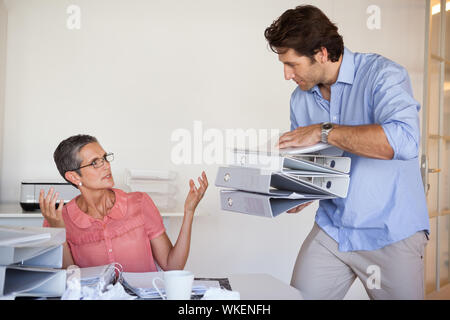 Casual businesswomans Arbeitsbelastung immer größer und im Büro Stockfoto