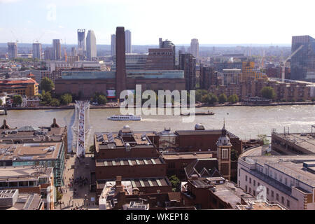 Tate Modern und der Millennium Bridge in London Sommer 2019 Stockfoto