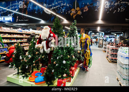 Kiew, Ukraine - 4. September 2019: Silpo Supermarkt. Neues Jahr Bäume und Santa Claus auf dem Regal von einem Lebensmittelgeschäft. Stockfoto