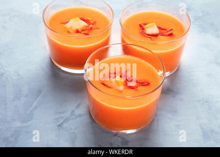 Salmorejo, kalte spanische Tomate und Brot, Suppe, im Glas serviert, mit Kopie Raum Stockfoto