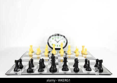 Schachbrett und Timer einrichten auf Tisch Stockfoto