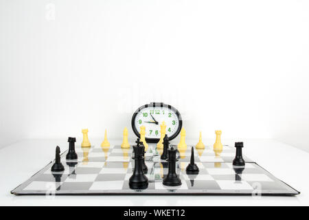 Schachbrett und Timer einrichten auf Tisch Stockfoto