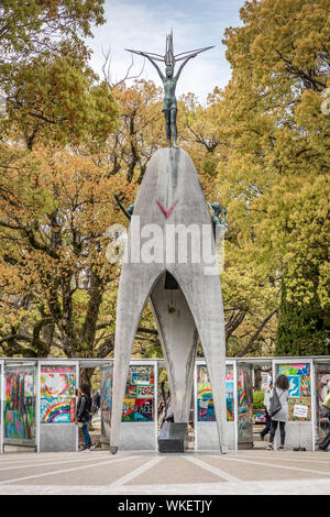 Statue von Sadako Sasaki in der Peace Park, Hiroshima, Japan. Stockfoto