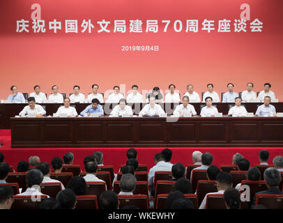 (190904)-BEIJING, Sept. 4, 2019 (Xinhua) - Huang Kunming, Mitglied des Politbüros der Kommunistischen Partei Chinas (CPC) und Leiter der Abteilung Öffentlichkeitsarbeit des CPC-Zentralausschusses, sorgt sich ein Symposium zum 70. Jahrestag der Errichtung des China Fremdsprachen Publishing Administration in Peking, der Hauptstadt von China, Sept. 4, 2019 zu feiern. Huang lesen Glückwunschschreiben der chinesische Präsident Xi Jinping und hielt eine Rede auf dem Symposium. (Xinhua / Wang Ye) Stockfoto