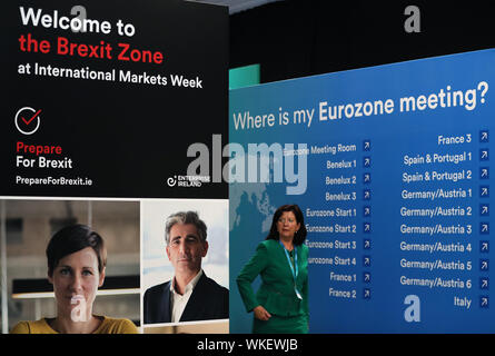 Die Menschen besuchen die "Brexit-Zone" während der Enterprise Ireland International Markets Week im RDS in Dublin. Stockfoto