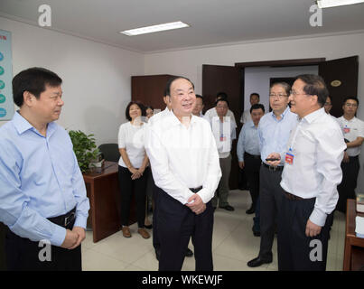 (190904)-BEIJING, Sept. 4, 2019 (Xinhua) - Huang Kunming, Mitglied des Politbüros der Kommunistischen Partei Chinas (CPC) und Leiter der Abteilung Öffentlichkeitsarbeit des CPC-Zentralausschusses, kontrolliert die China Fremdsprachen Publishing Verwaltung vor einem Symposium in Peking, der Hauptstadt von China, Sept. 4, 2019. Ein Symposium in Peking Mittwoch der 70. Jahrestag der Einrichtung der Agentur zu feiern. Huang lesen Glückwunschschreiben der chinesische Präsident Xi Jinping und hielt eine Rede auf dem Symposium. (Xinhua / Wang Ye) Stockfoto