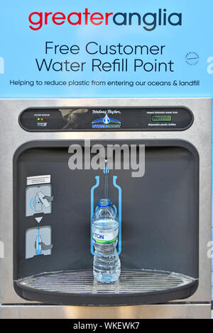 Trinkwasser Flasche Auto am Brunnen am Bahnhof aufgefüllt durch größere Anglia Hilfe Wiederverwendung&Cut Kunststoffabfälle Verschmutzung Shenfield England Großbritannien Stockfoto