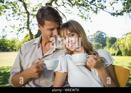 Lächelndes Paar Kaffee außerhalb in einem Cafe an einem sonnigen Tag Stockfoto