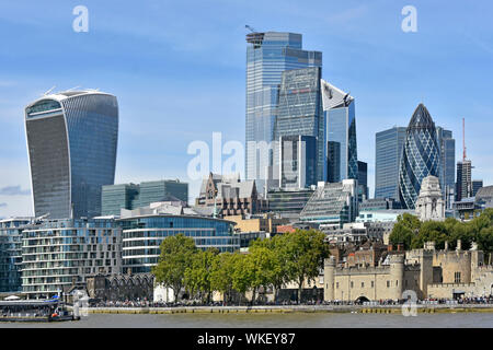 Tower von London von Skyline & Stadtbild von skyscraper Bau 2019 in City Square mile Financial District Themse England UK in den Schatten gestellt Stockfoto