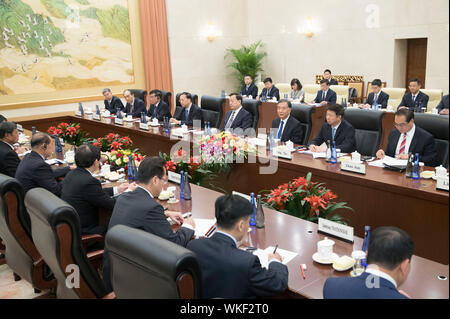 (190904)-BEIJING, Sept. 4, 2019 (Xinhua) - Wang Yang, der Vorsitzende der Chinese People's Political Consultative Conference (Cppcc) nationalen Ausschusses, trifft mit ausländischen Delegationen zu einem Seminar der Vereinigten Front Organisationen aus China, die Demokratische Volksrepublik Korea (DVRK), Vietnam und Laos in Peking, der Hauptstadt von China, Sept. 4, 2019. (Xinhua / Wang Ye) Stockfoto