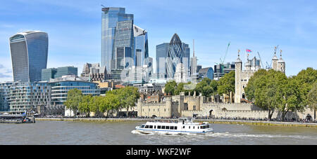 Sehenswürdigkeiten Boot & Themse in London Tower Blick auf die Skyline Skyline der Wolkenkratzer, Gebäude 2019 in City Square Mile business district DE Stockfoto