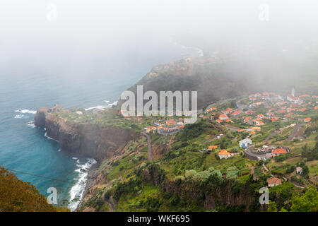 Vogelperspektive Küstenlandschaft von Faial, eine Gemeinde in der Gemeinde von Santana Madeira entlang der nördlichen Küste der Insel Mad entfernt Stockfoto