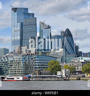 London City Skyline Stadtbild Wolkenkratzer Bau Fortschritte 2019 in der Square Mile Financial District Themse & Tour boot Tower Pier GROSSBRITANNIEN Stockfoto