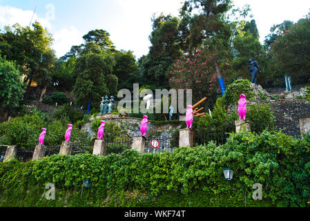 Portofino, Italien - 15 AUGUST, 2019: Rosa meerkat Zahlen über den Zaun/Spaziergang entlang der Liebe Spur entlang der ligurischen Küste / Italienische Riviera Stockfoto