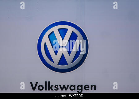 RIGA, Lettland. 29. August 2019. Volkswagen Firmenlogo auf der Fassade der Autohändler Service. Volkswagen ist ein deutscher Autohersteller - verkürzte VW. Stockfoto