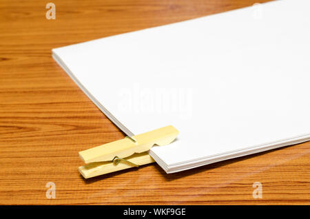 hölzerne Stift Papier auf Holz Hintergrund Stockfoto